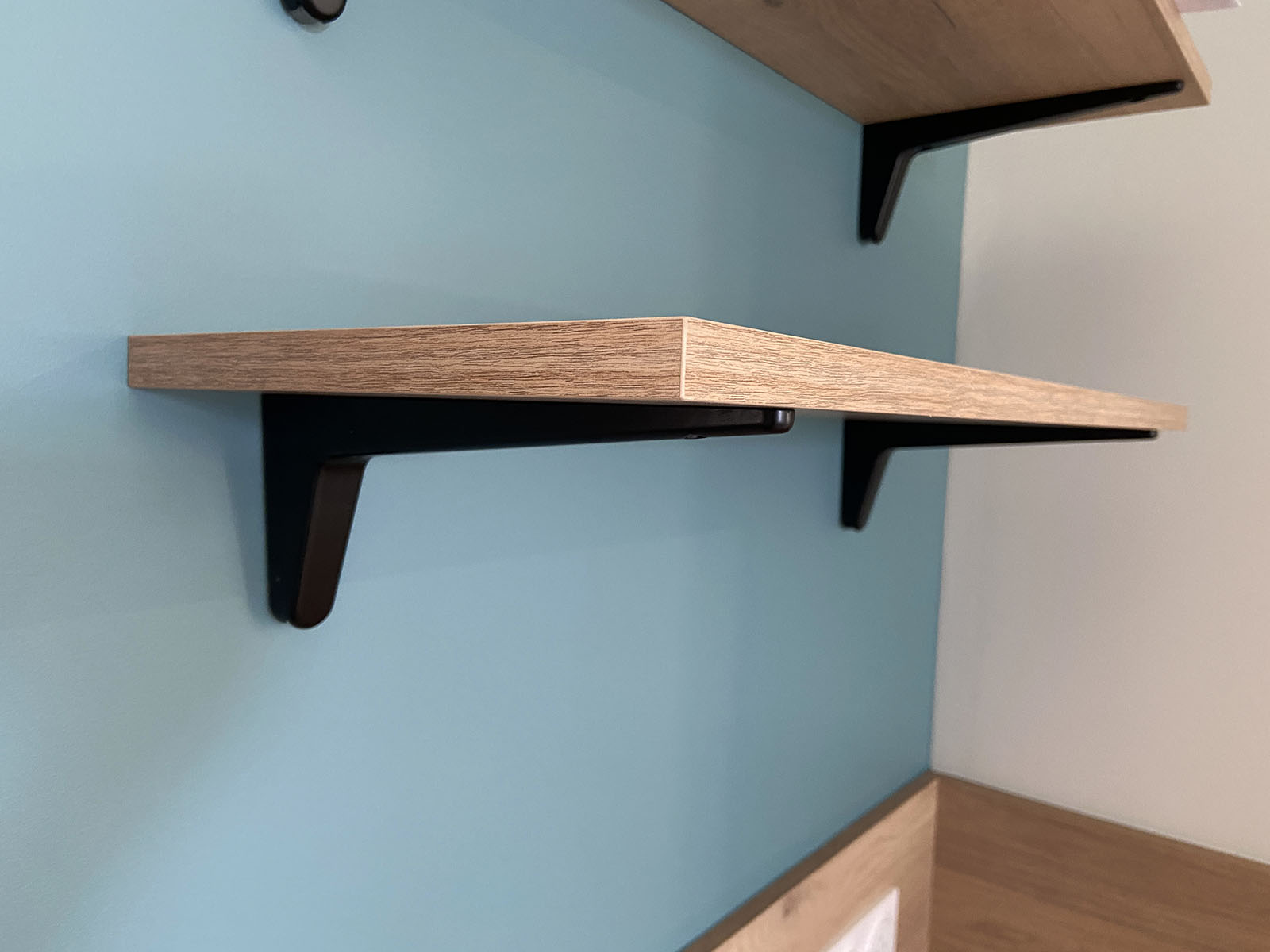 Étagère — Décor chêne des massifs.
Console — laquée noire.