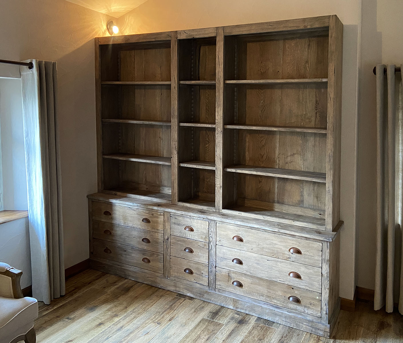  Meuble   — Chêne massif.
 Finition  — Patine vieillie.