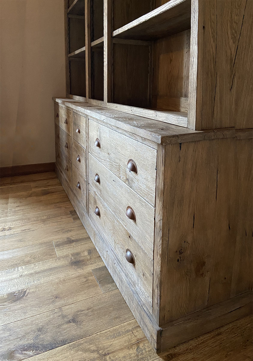  Meuble   — Chêne massif.
 Finition  — Patine vieillie.