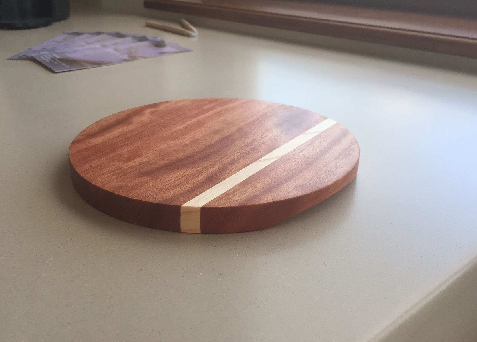 Dessous de plat — Bossé et Frêne.
Finition — Huile Rubio®.