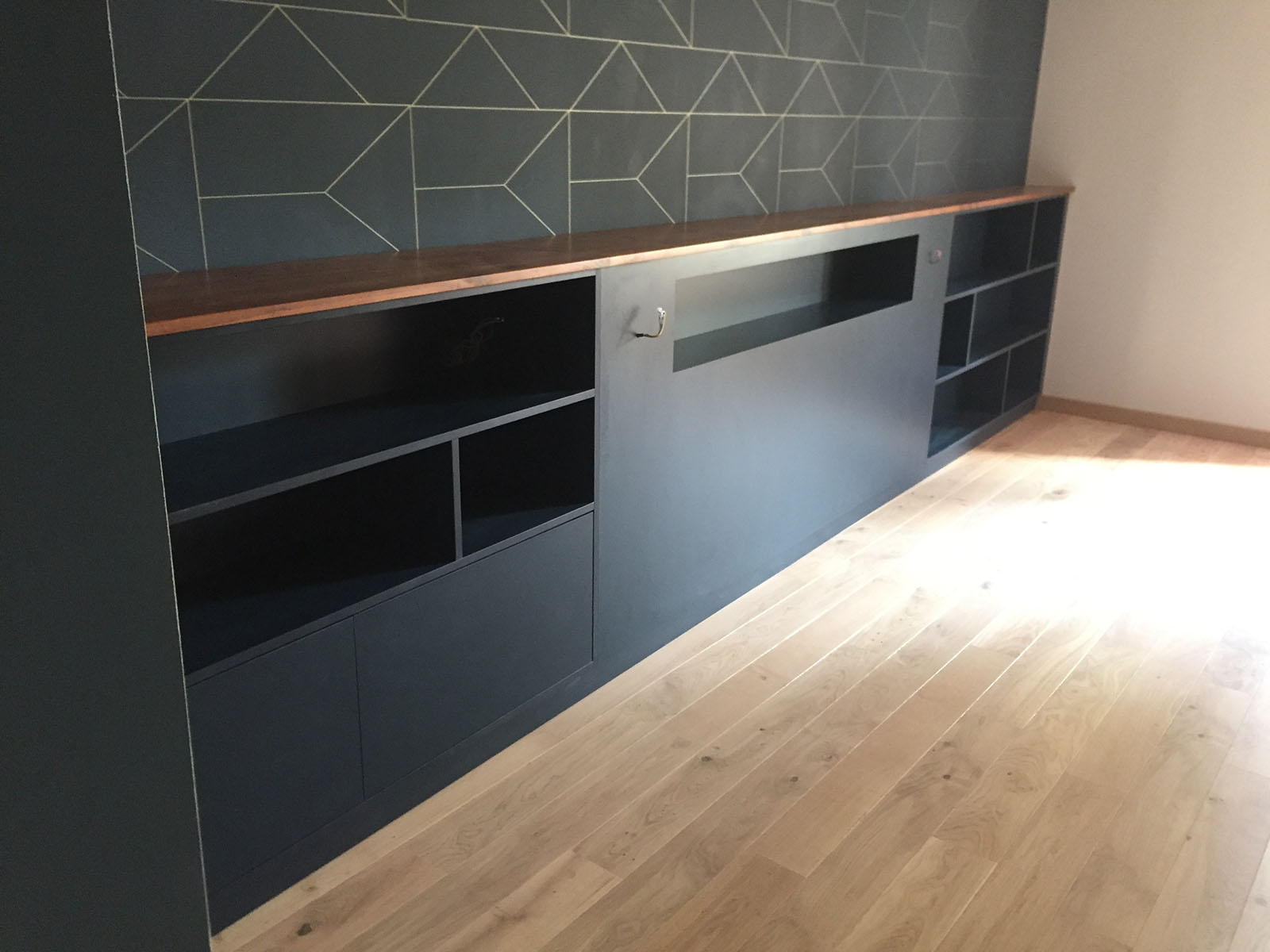 Façades — Décors Abet Bleu SEI.
Plateau — Noyer verni.