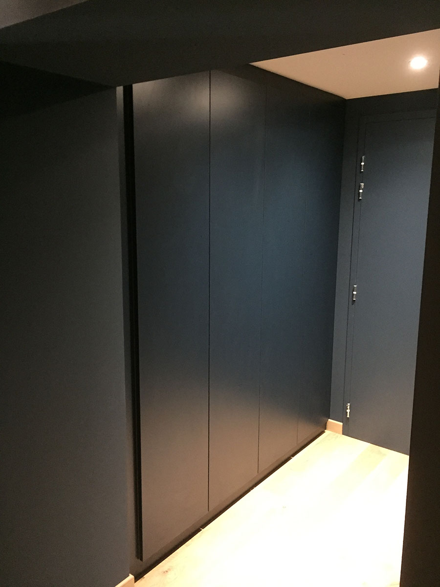 Façades — Décors Abet Bleu SEI.
Ouverture — Tip-on (sans poignée).