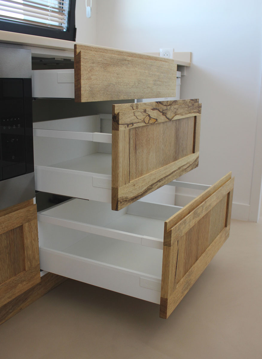 Façades — Fraké.
Finition — Huile Rubio®.
Poignées — Portes profilées.
Blum® — Qualité, fiabilité, fermeture amortie.