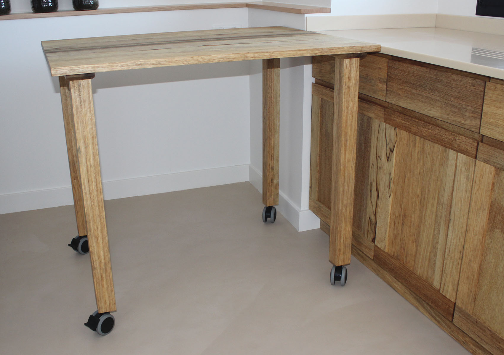 Table — Fraké.
Finition — Huile Rubio®.
Façades — Fraké.
+ Produit — Mobilité.