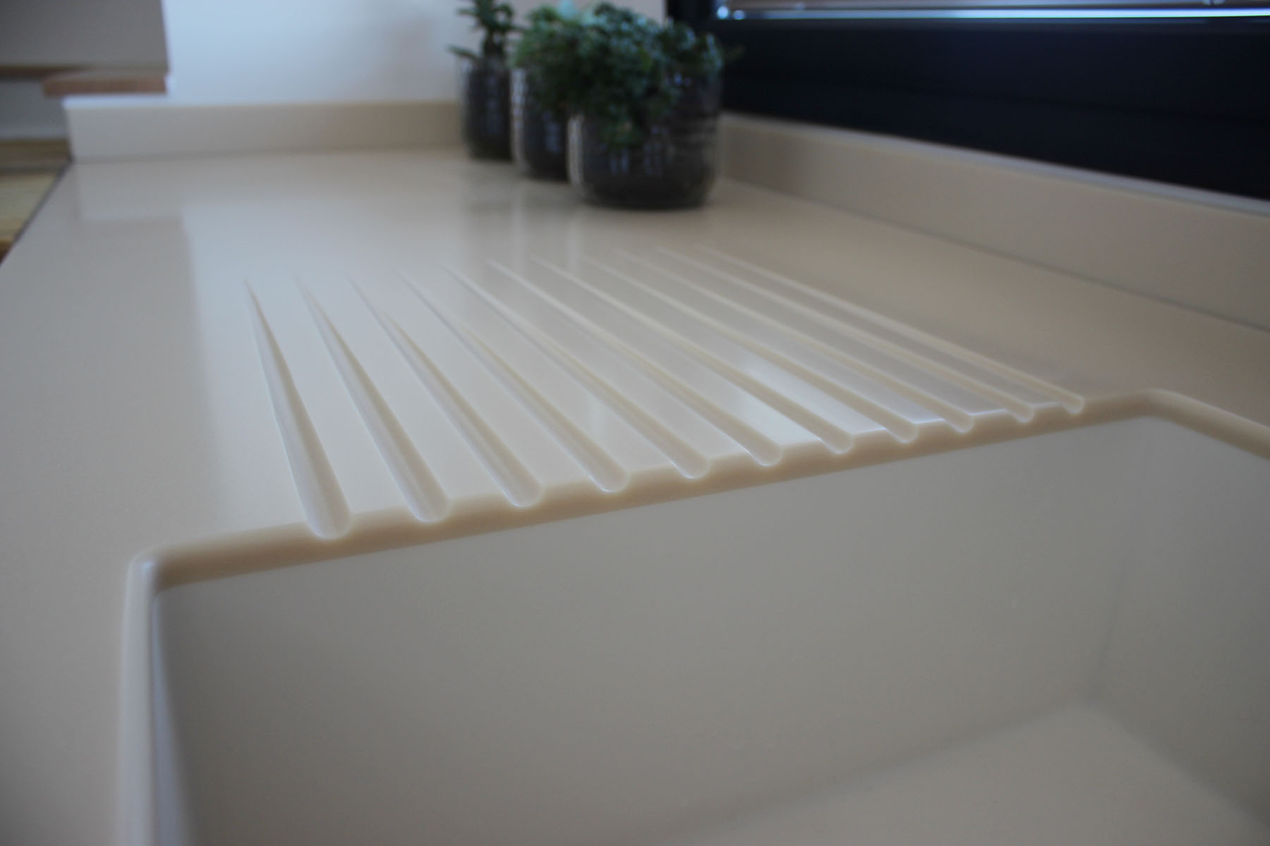 Plan de travail et évier — Résine Staron®.
+ Produit — Qualité sanitaire, fiabilité.