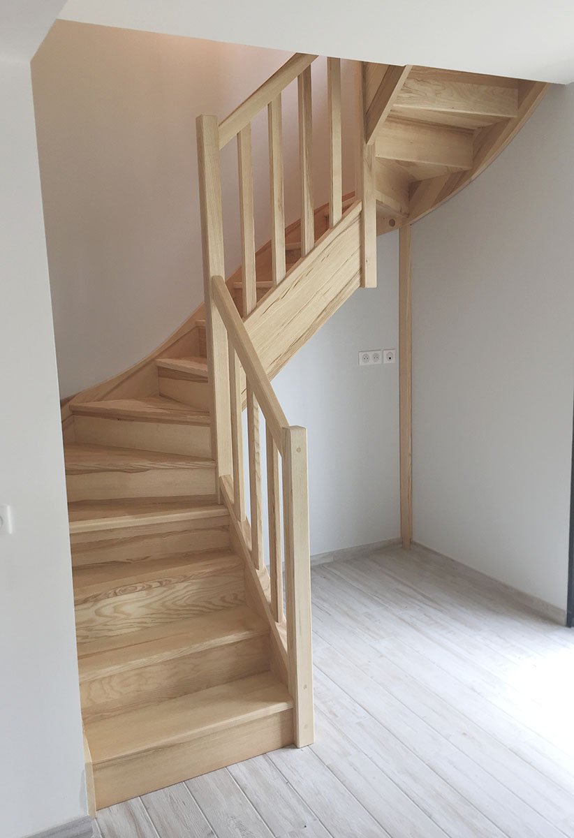 Escalier — Frêne verni.