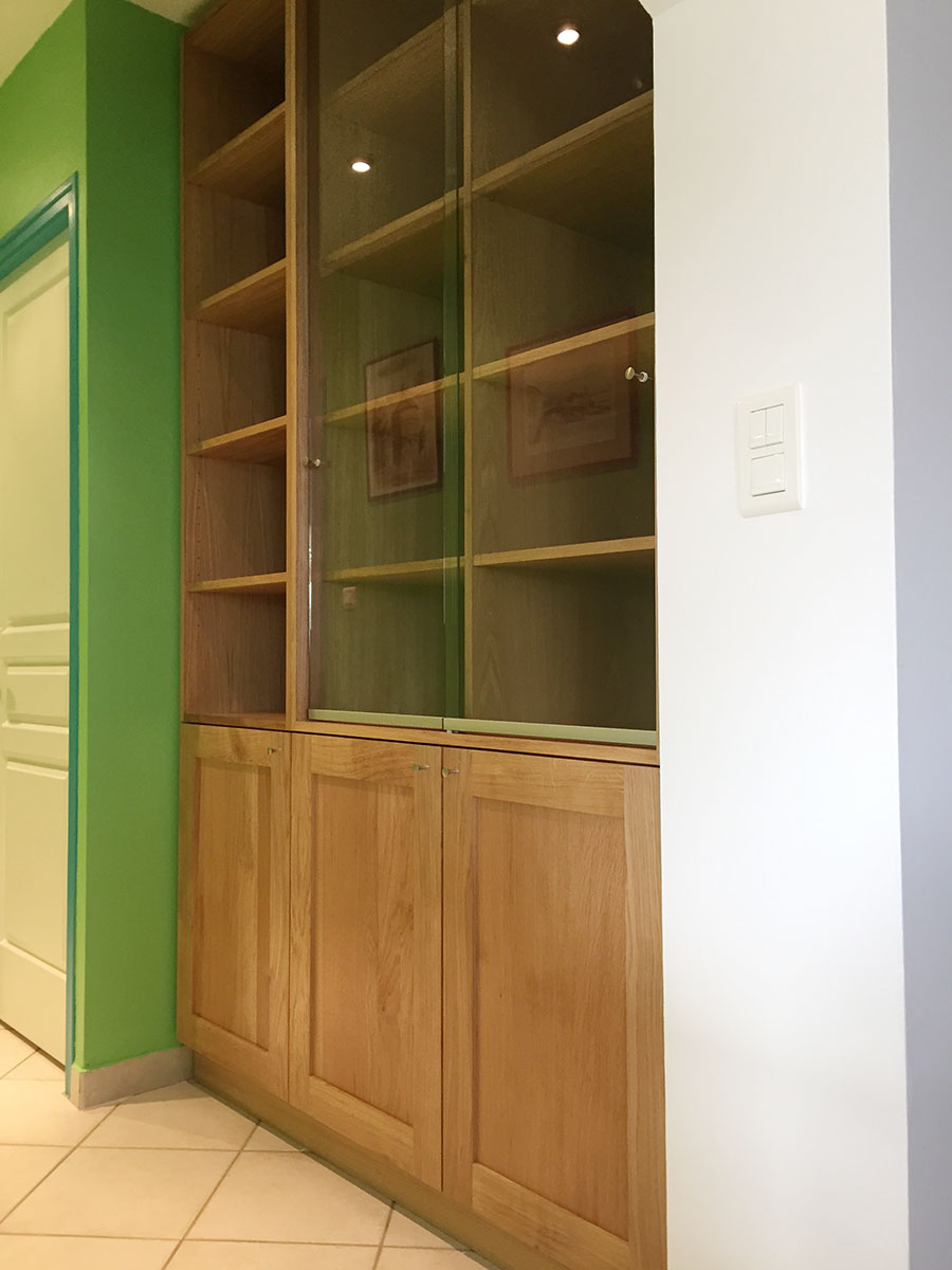 Meuble — Latté chêne verni.
Façade — Chêne verni.
Poignée — Inox brossé.
Vitrine — Porte coulissante sur garniture aluminium.