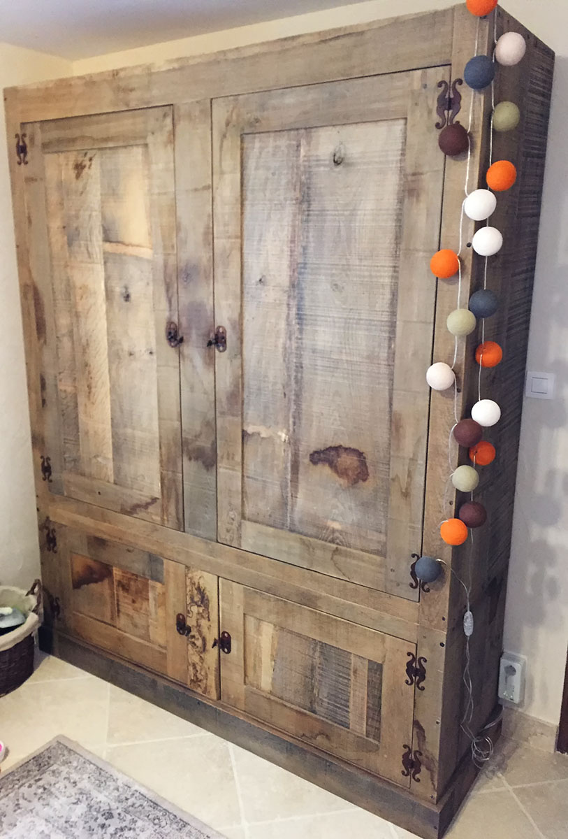 Armoire — Chêne vieillis, ciré.
Ferrure — Acier viellis.