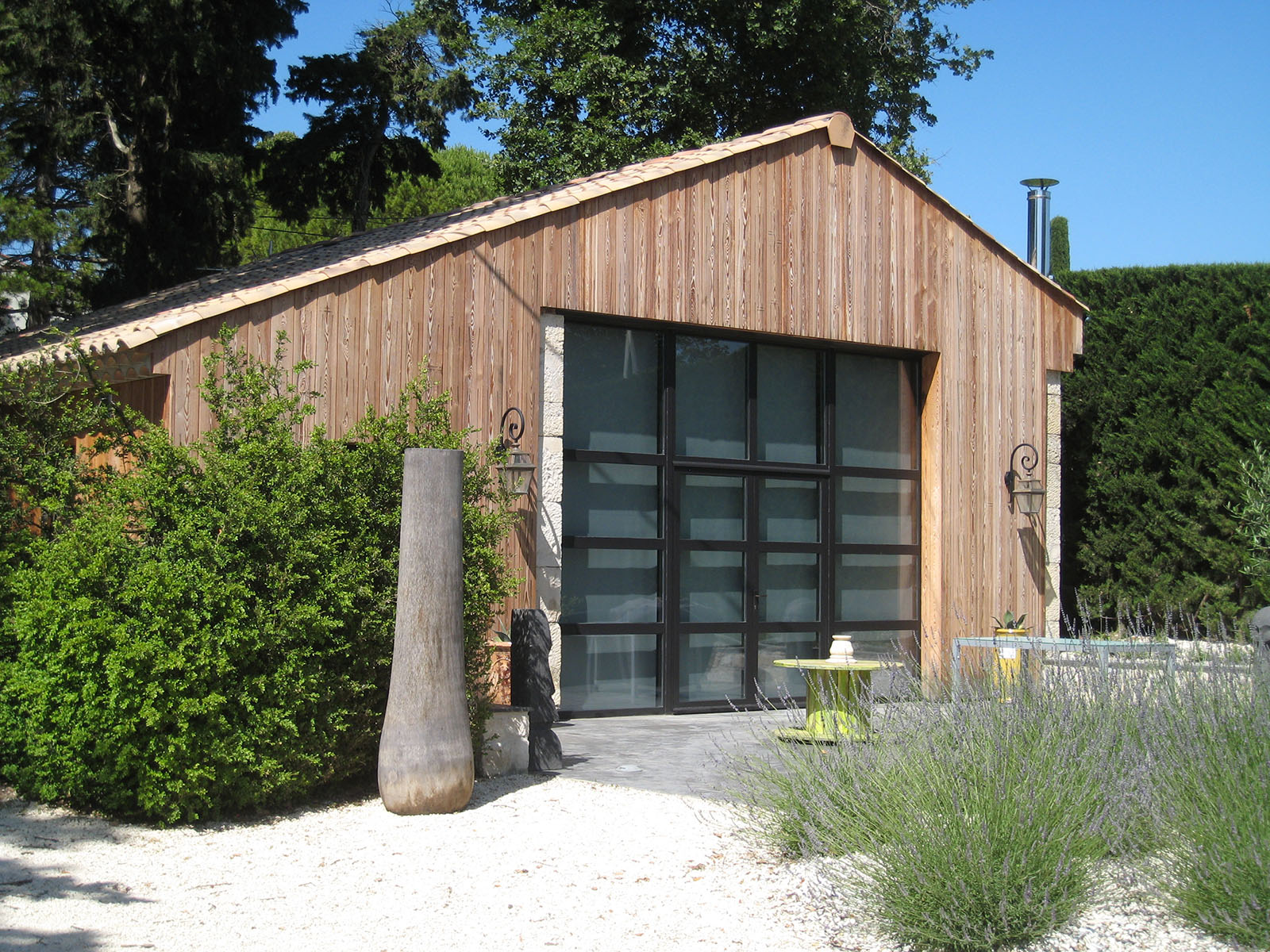 Bardage — Mélèze brut.
Montage — Cloué à l'ancienne.