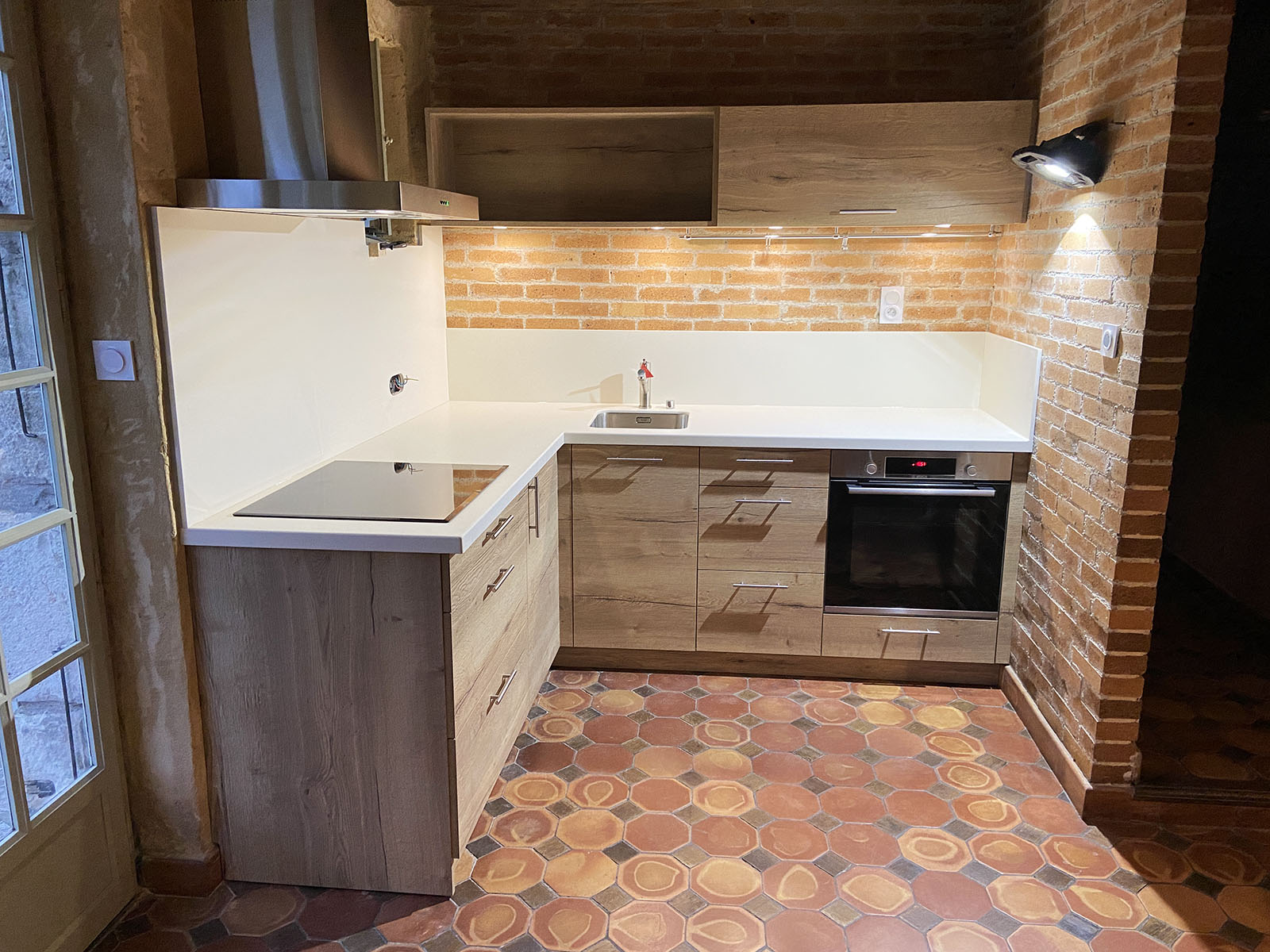 Façades — Décor Chêne, Pores synchonisé et fil Suivi d'une façade à l'autre.
Plan de travail et crédence — Résine V-Korr®.
Evier sous plan — Inox.
Electroménager — fourni et posé par nos soins.