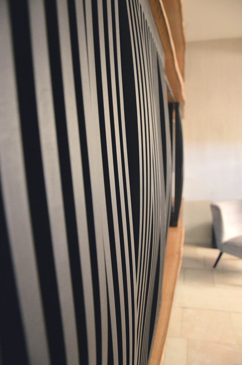 Portes — Persiennes coulissantes, Valchromat® noir.
Finition — Huile Rubio®.