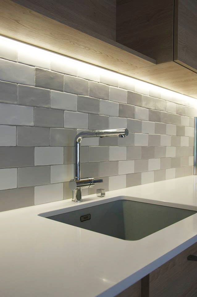 Plan de travail — Quartz blanc pailleté.
Bassin sous plan — Fragranit®.
Robinet — Douchette chromé.
Franke® — Qualité, finition.