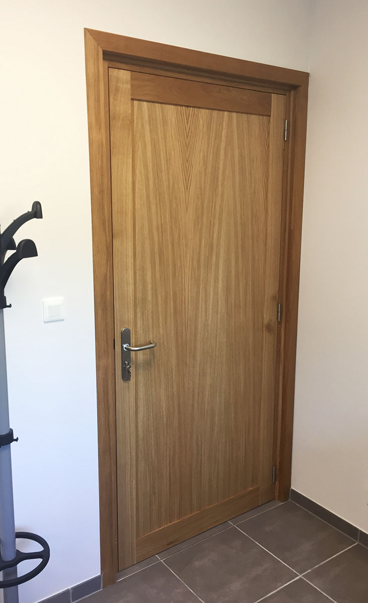 Porte — Chêne vernis.