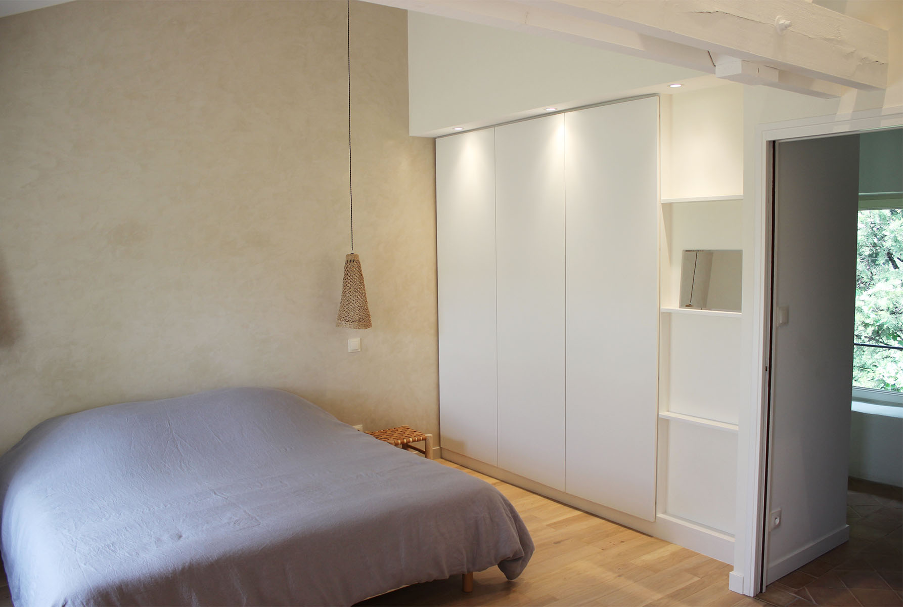 Façades et étagères — Medium laqué blanc.
Ouverture — Tip-on (sans poignée).