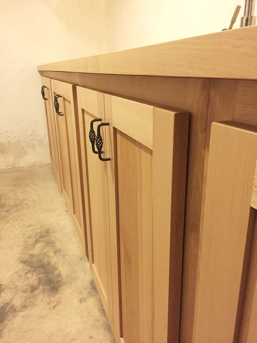 Facade — Hêtre vernis incolore.
Plan de travail — Hêtre vernis incolore.
Poignées  — Acier patiné.