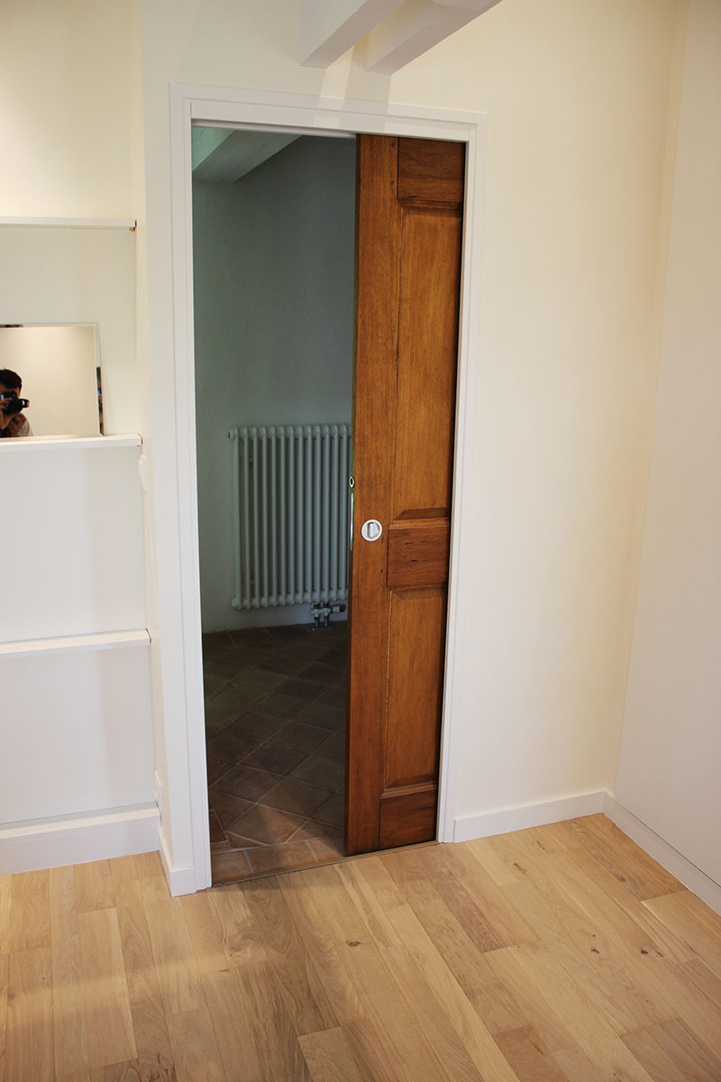 Porte — Fraké lasuré.
Ouverture — Galandage (coulisse dans l’épaisseur de la cloison).