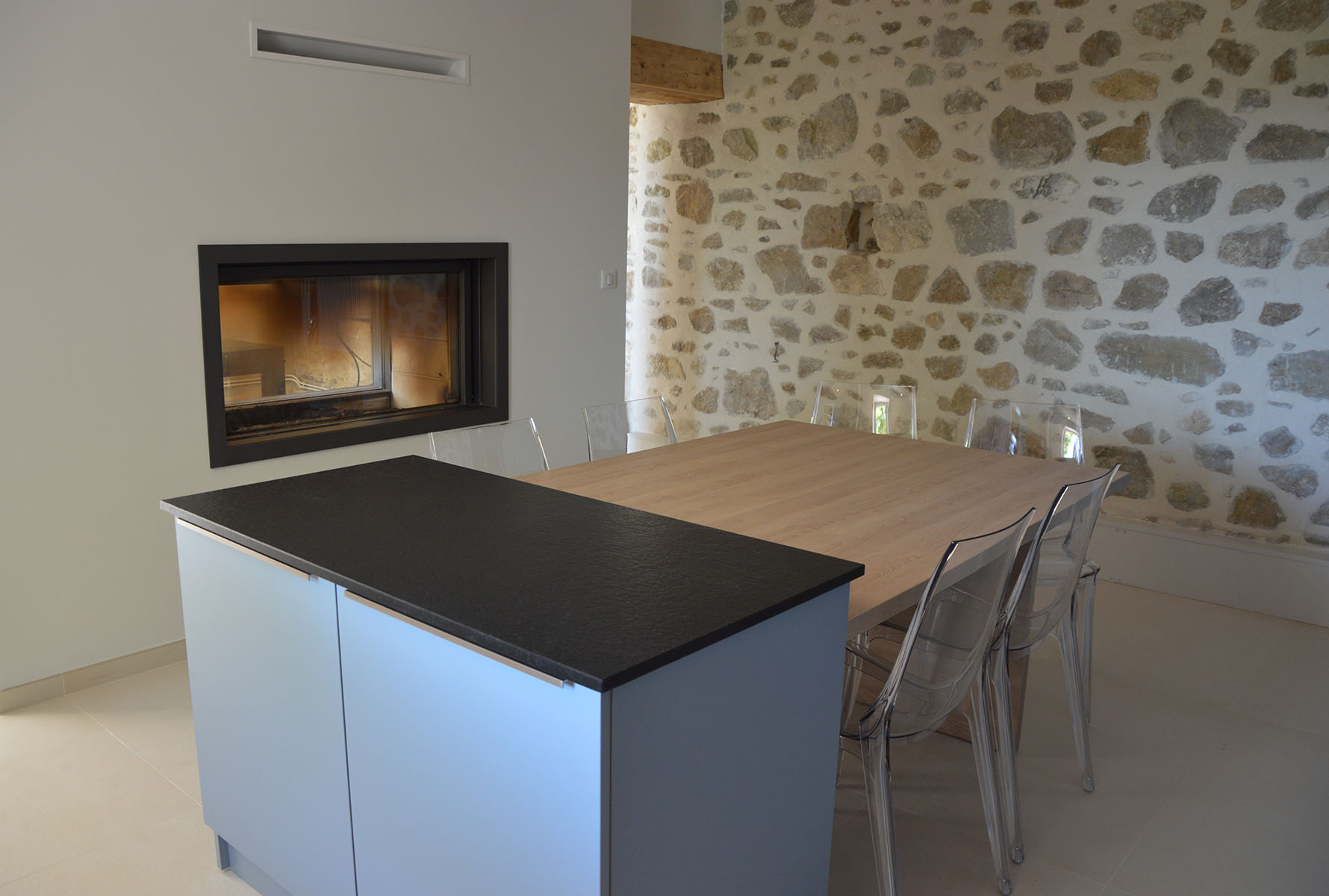 Table — Décor chêne gladstone.
Façade — Décor bleu denim.
Poignée profil — Inox brossé.
Plan de travail — Granit noir.