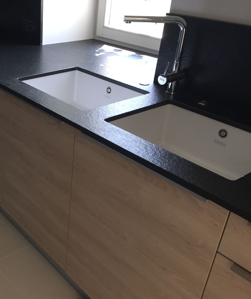 Bassin sous plan — Céramique blanche.
Robinet douchette — Chromé.
Franke® — Qualité, finition.