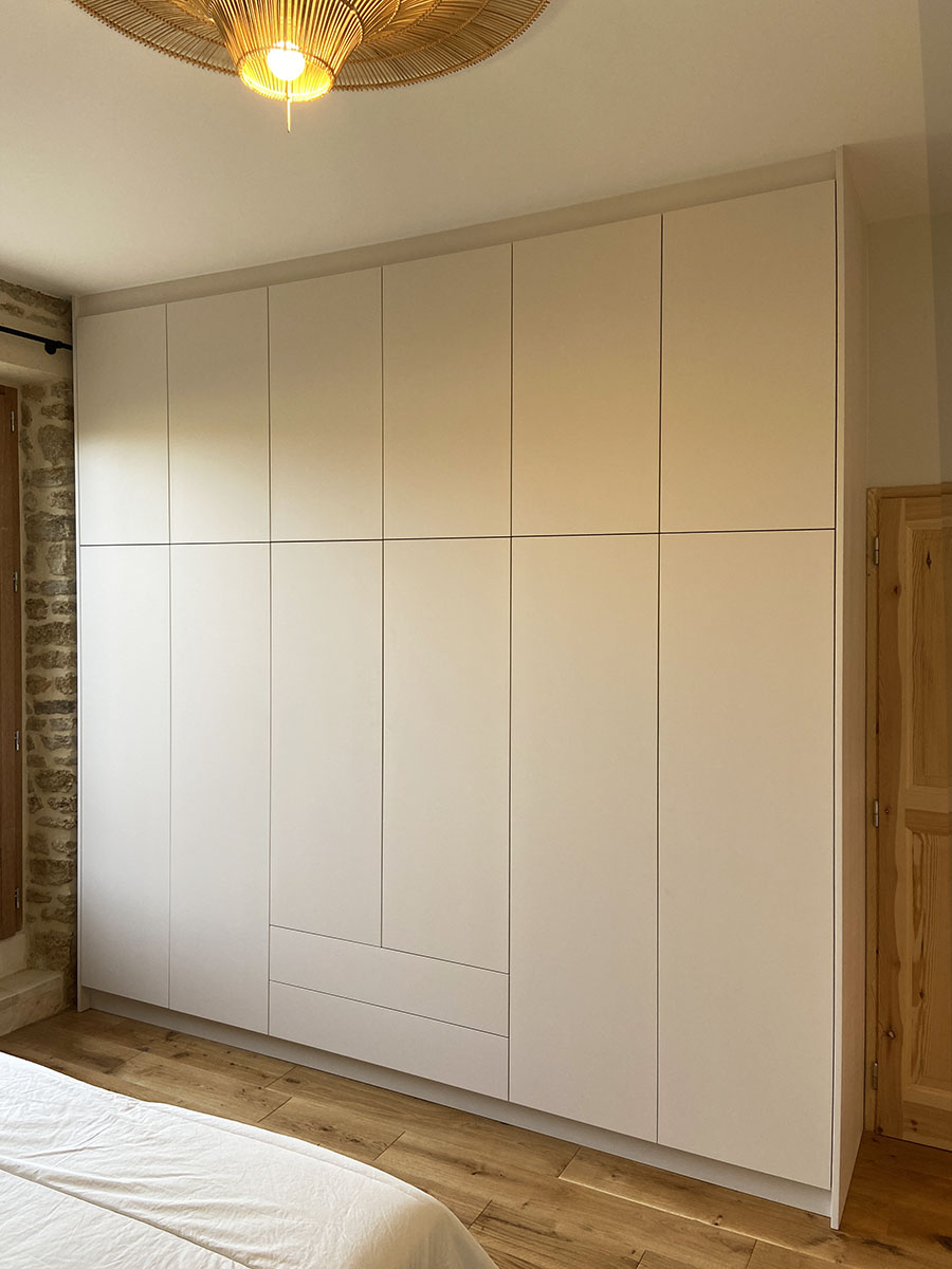 Façades — Laquées mat au RAL.
Caisson intérieur —  Décor chêne Lancaster naturel.
Ouverture— Tip-on (sans poignée).
Eclairage LED — Intégré.