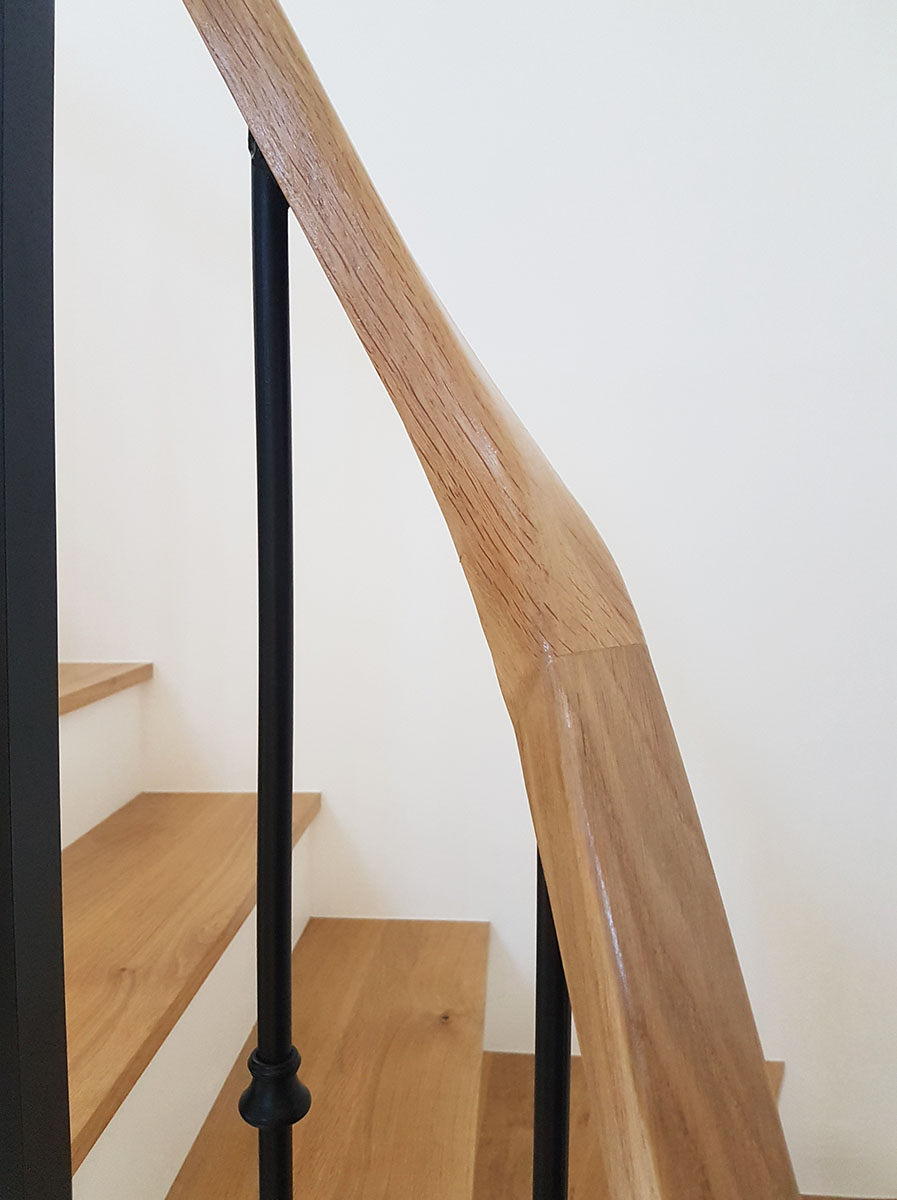 main courante — Chêne vernis.