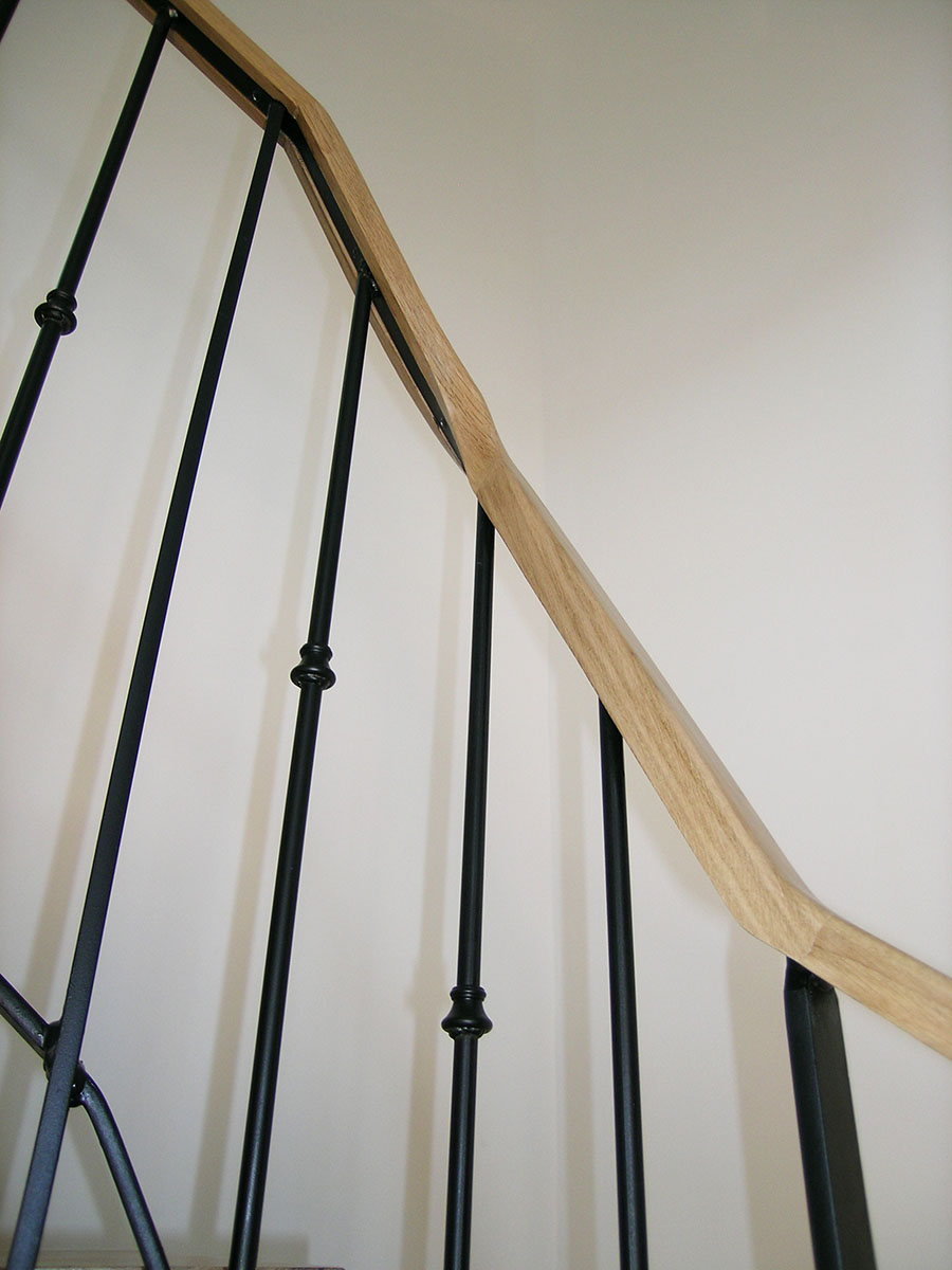 Main courante — Chêne verni.