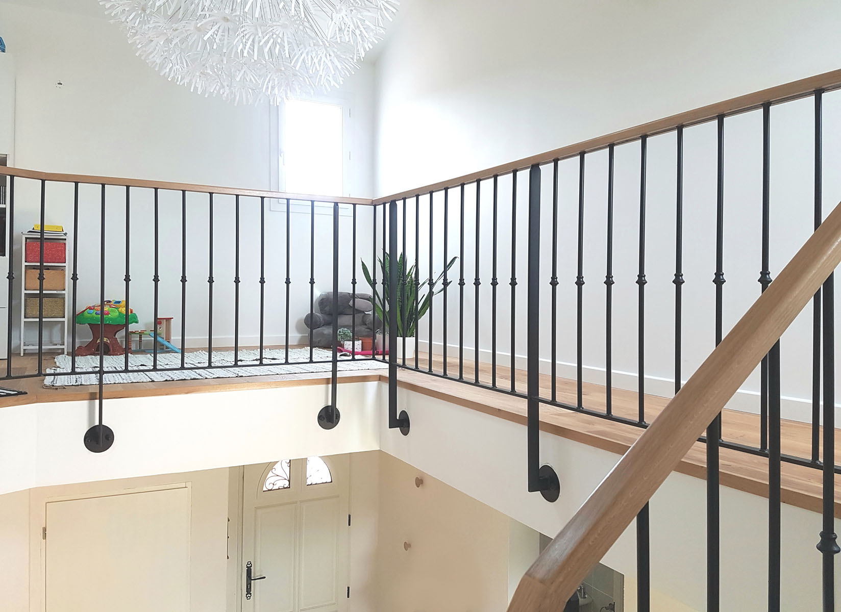 Parquet — Chêne contre-collé vernis.
Main courante — Chêne vernis.