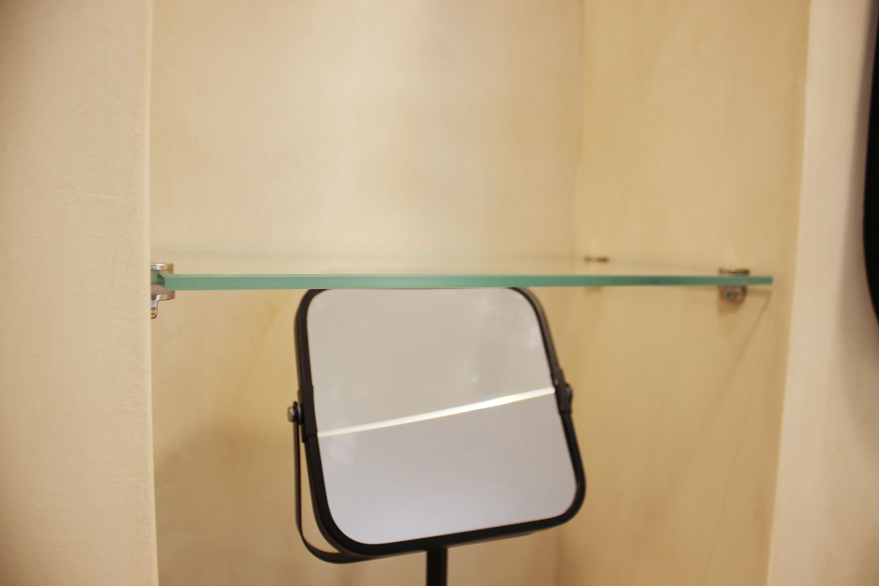 Étagère — Verre poli.