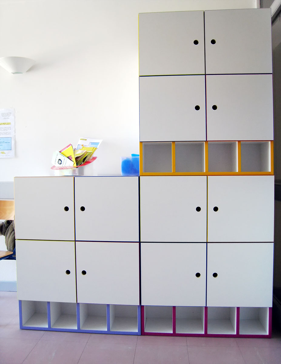 Caissons et façades — Décors blanc, chants multi-couleurs.
Ouverture — Passage de doigt.