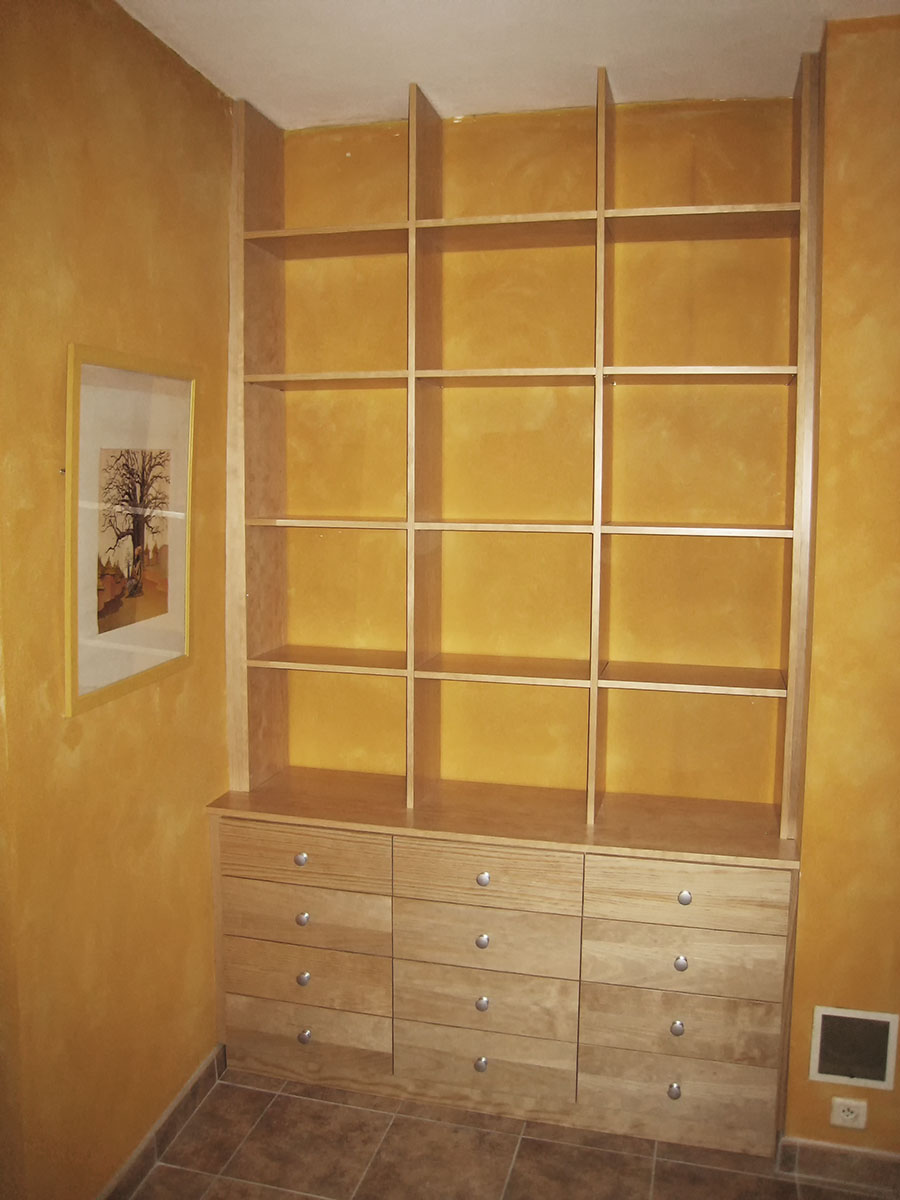 Meuble — Pin verni.
Poignées — Bouton satiné.