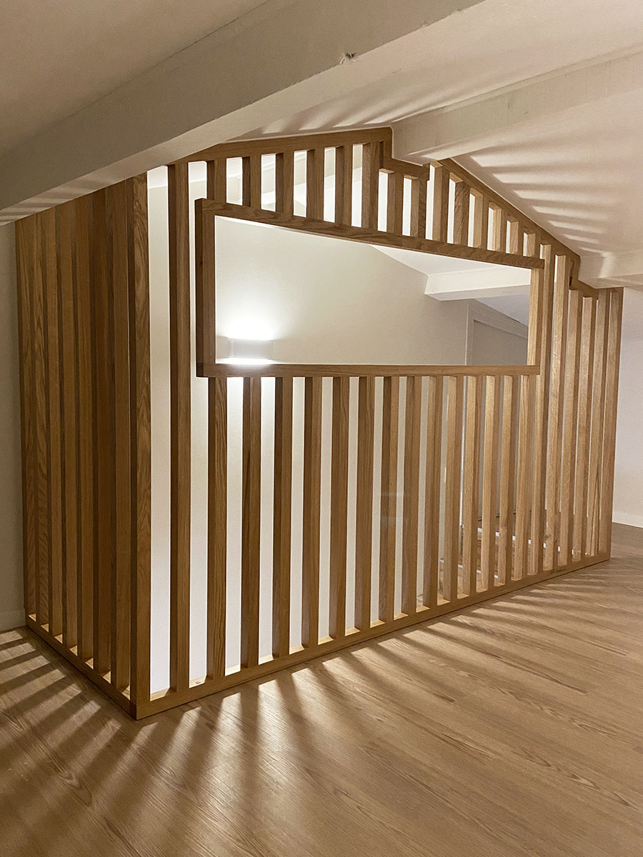 Claustra — Chêne massif.
Finition — Vernis incolore.