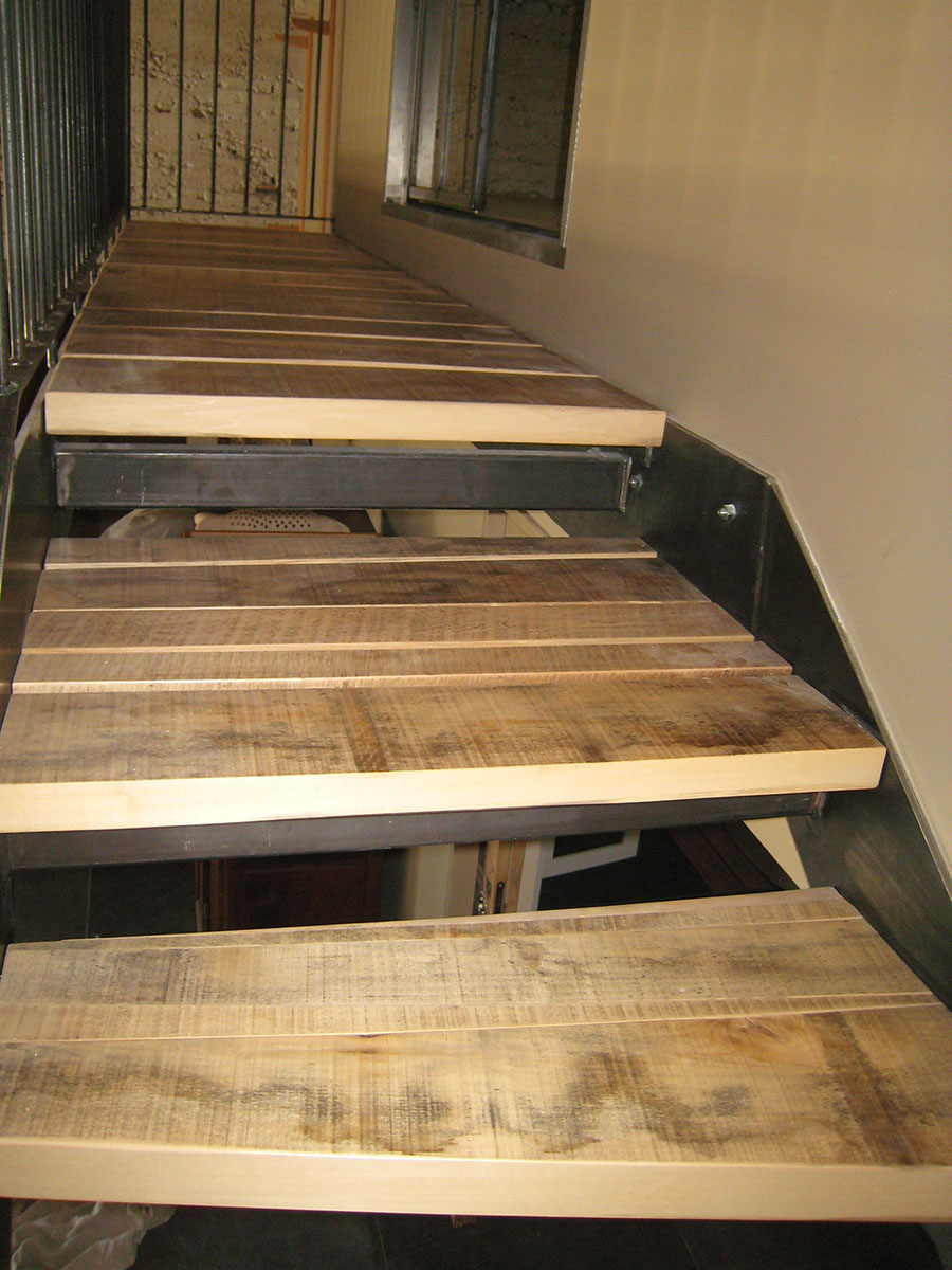 Marches et palier — Peuplier rustique.
Limon et garde corps — Acier (Jean-Louis bosse).