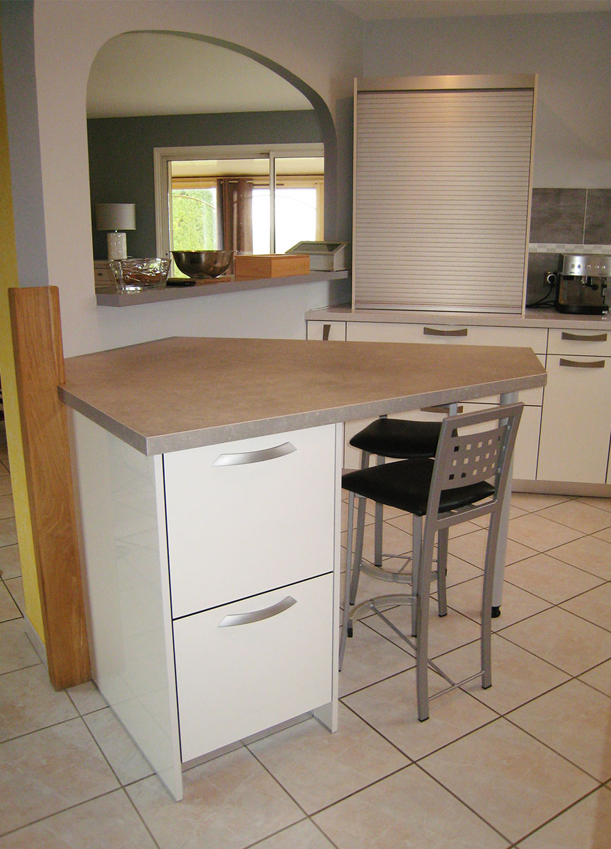 Corps de meuble et façades — Décors blanc brillant.
Plan de travail — Décors Brushed stone.
Pied — Aluminium laqué.
Poignées — Aluminium anodisé argent.