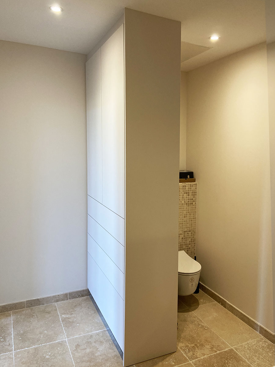 Meuble et Façades — Laquées mat au RAL.
Caisson intérieur —  Décor chêne Lancaster naturel.