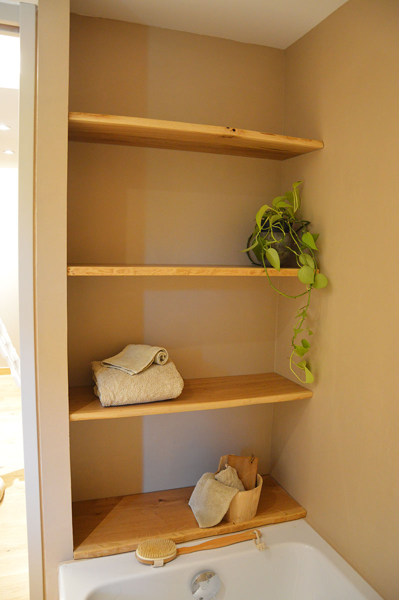 Tablettes — Chêne, bords irréguliers, vernis.
+ Produit — Fixations invisibles.