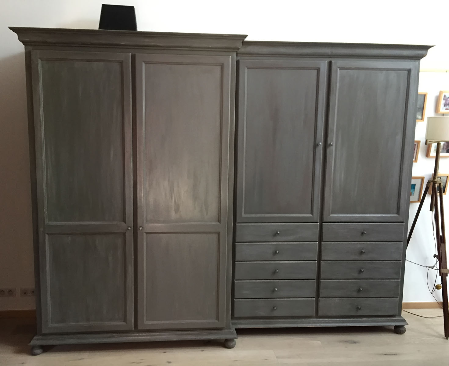 Armoire — Épicéa finition peinture patinée.