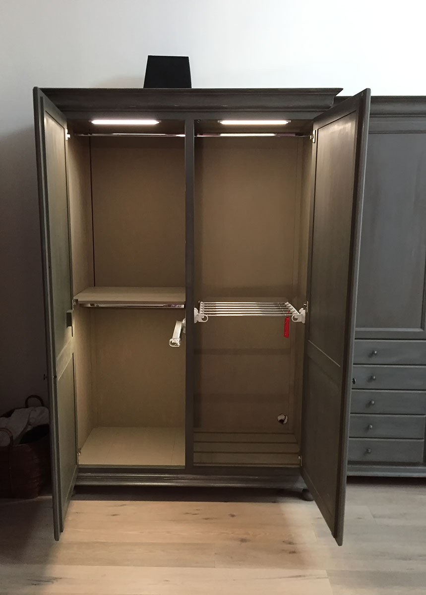 Armoire — Épicéa finition peinture patinée.
Accessoires — Porte pantalon téléscopique, porte cravate téléscopique, penderie chromée.
Eclairage — Automatique à l'ouverture.