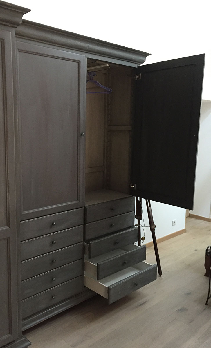 Armoire — Épicéa finition peinture patinée.
Accessoires — Tringle téléscopique.