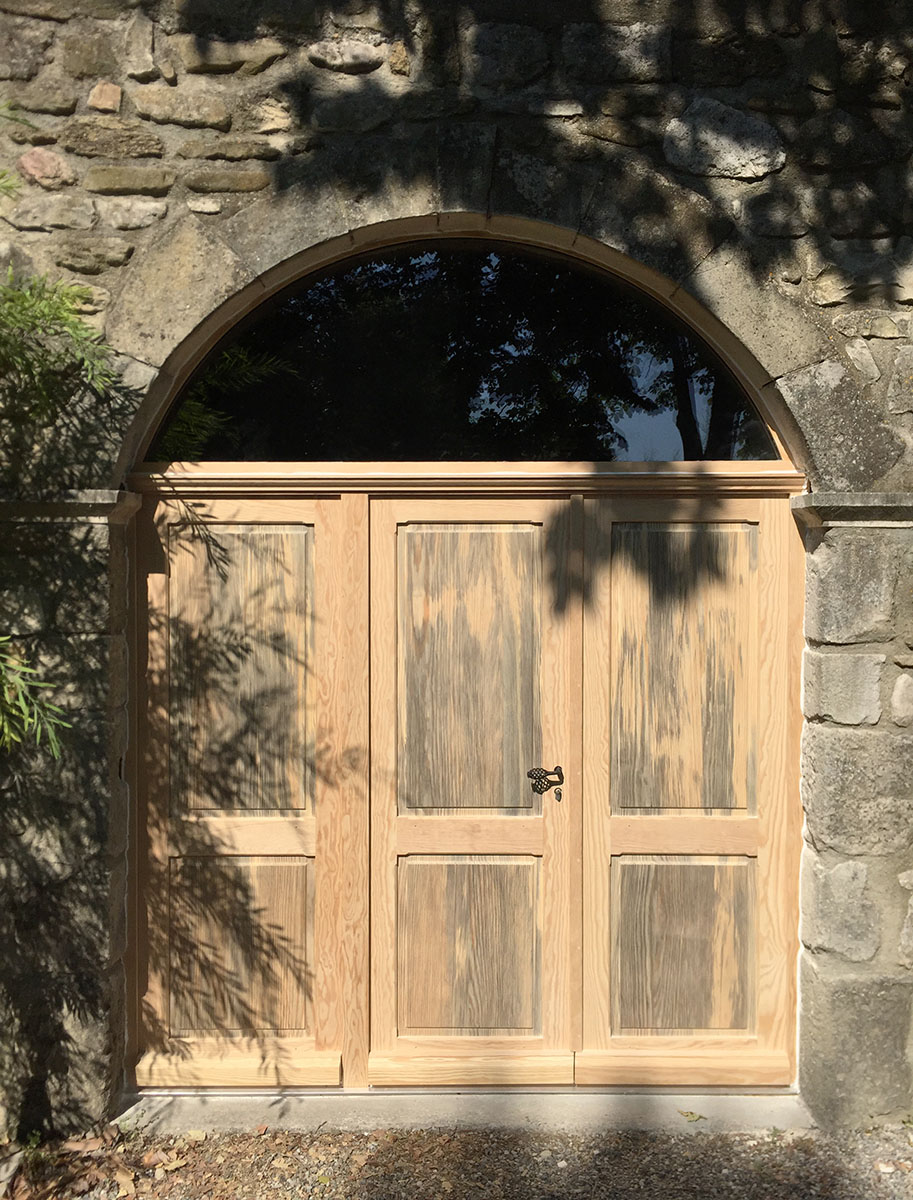 Porte — Pin à peindre.
Imposte — Vitrée.