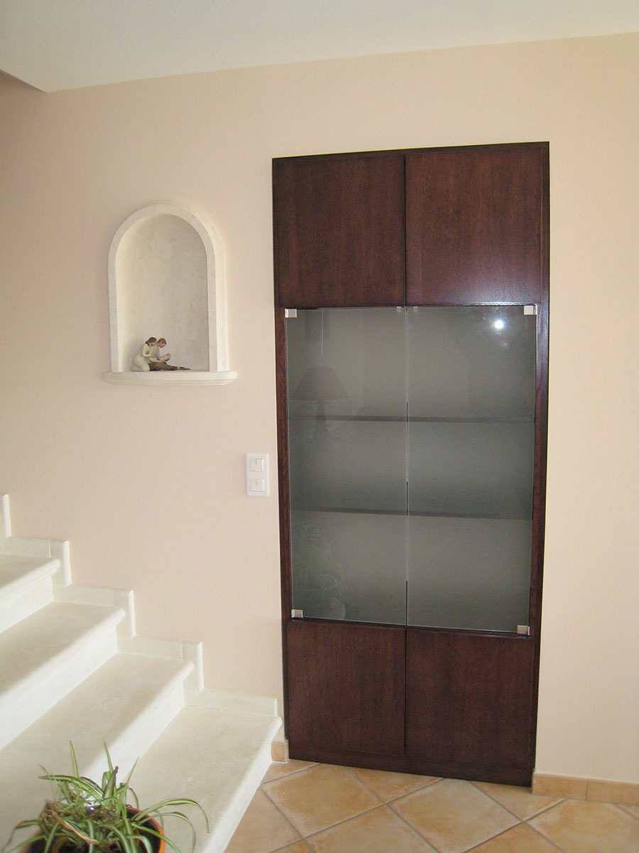 Porte et corps de meuble — Chêne teinté vernis.
Vitrine — Verre dépoli.