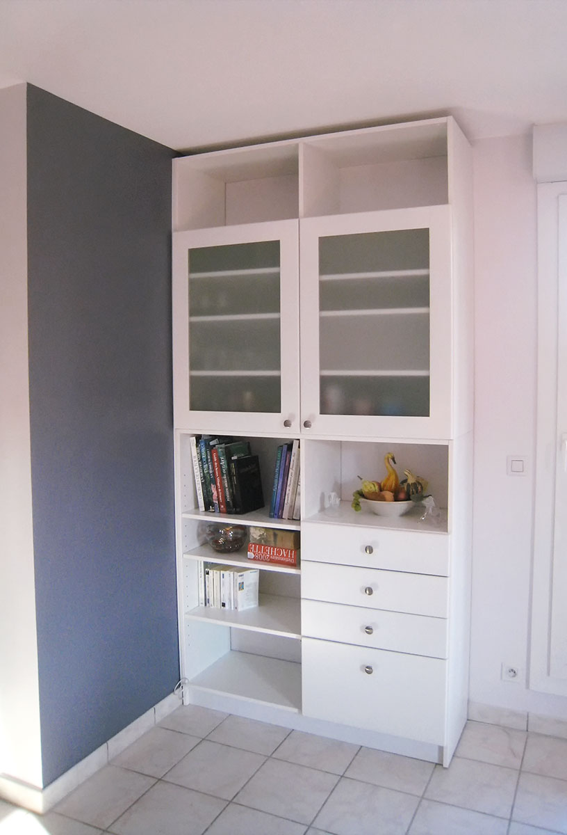 Caisson et façades — Décors blanc, verre dépoli.
Ouverture — Boutons chromés.