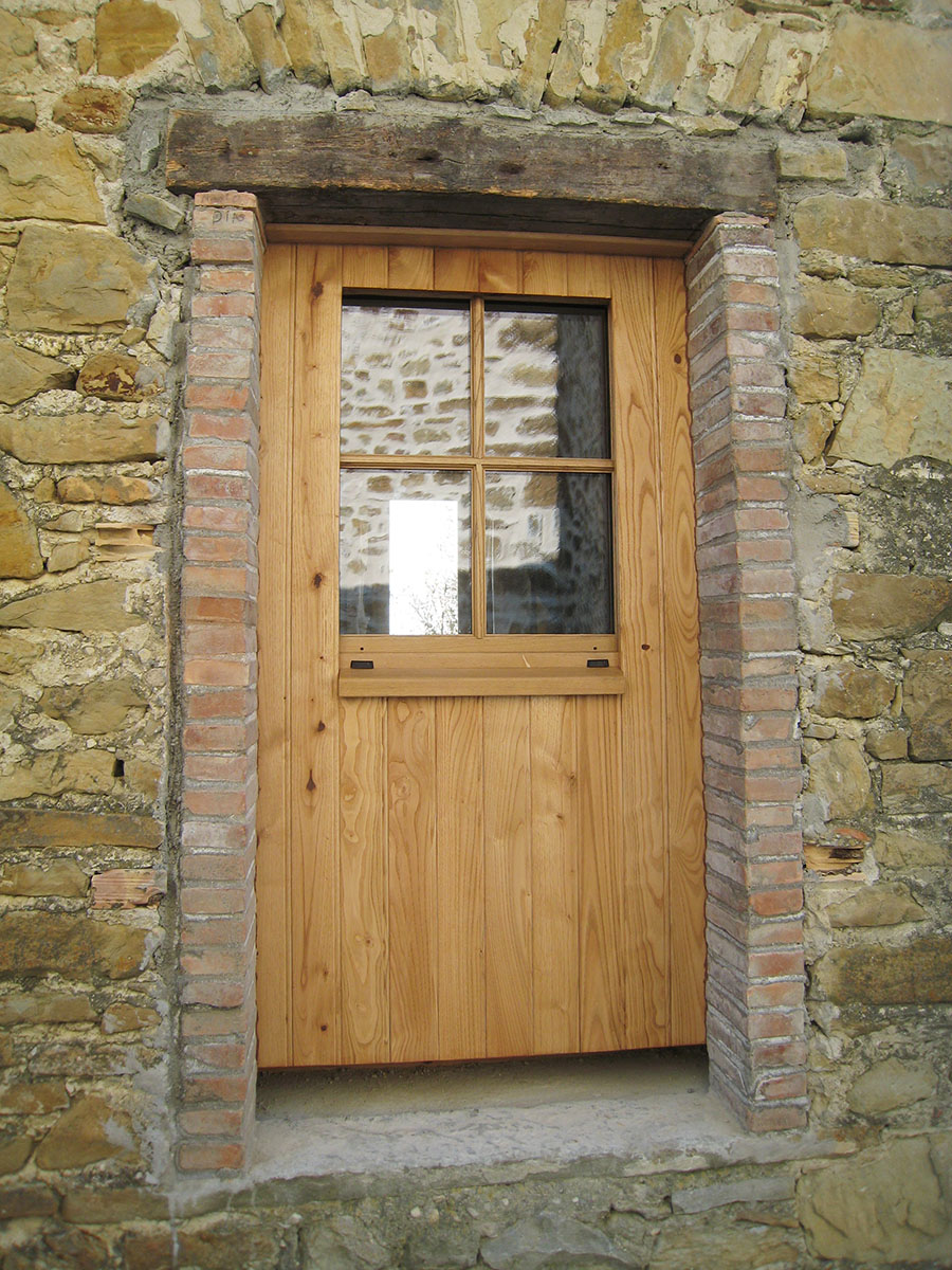 Lames — Pin.
Châssis — Châtaigner lasuré.