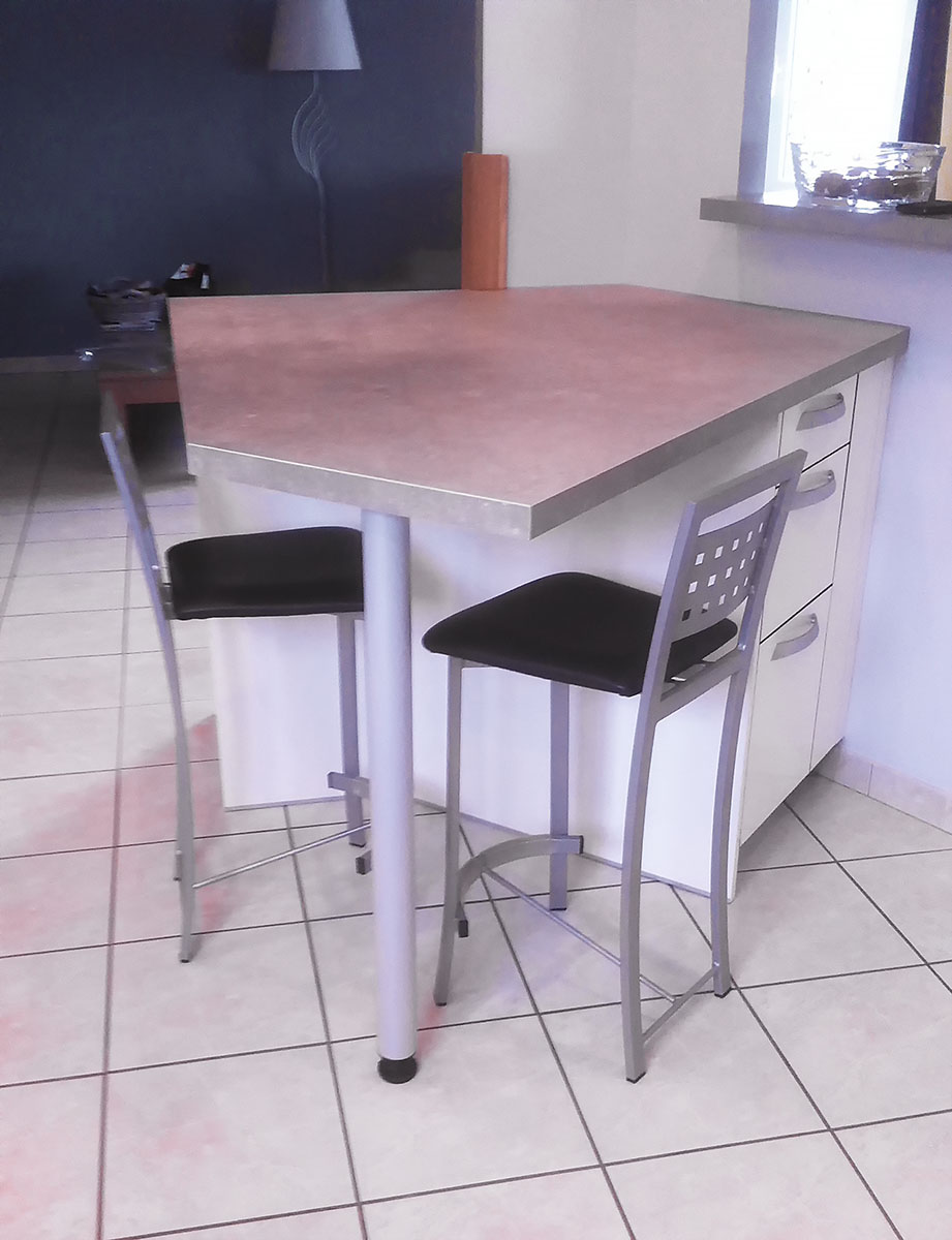 Plan de travail — Décor béton griffé.
Facades — Décor blanc brillant.
Poignée — inox brossé.
Piétement — Acier nickelé brossé.