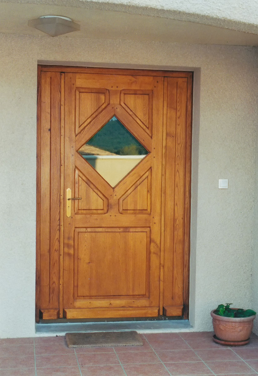 Porte — Châtaigner lasuré.