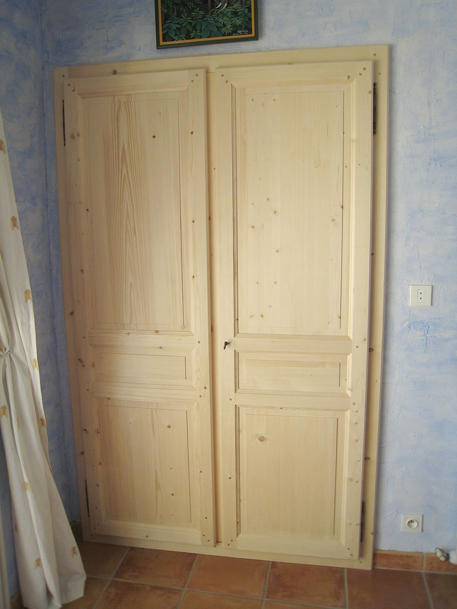 Façades — Épicéa.
Ouverture — loqueteaux magnétique.