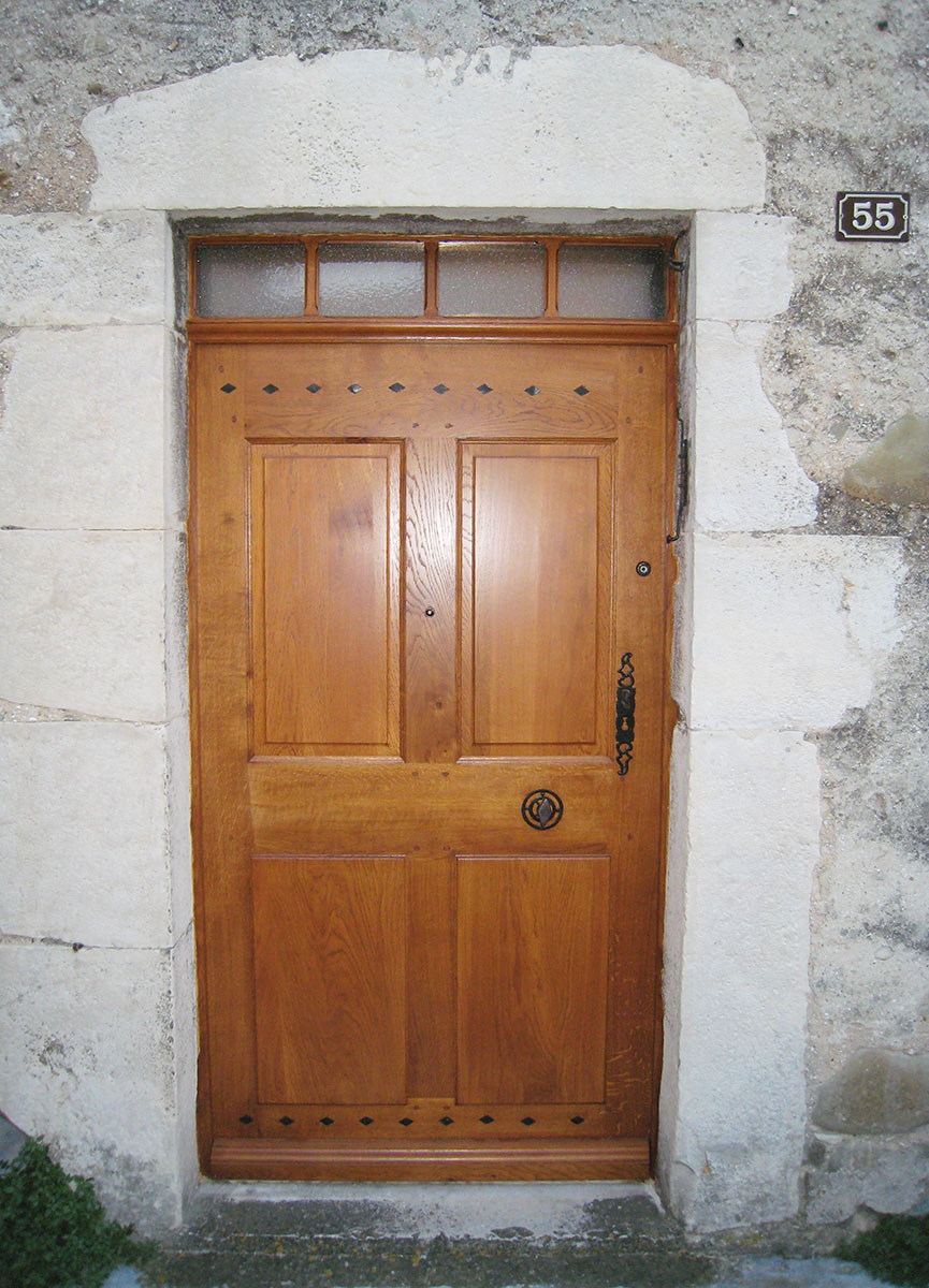 Porte — Chêne lasuré.
ferrures — Clous traditionnels et poignée en fer patiné.