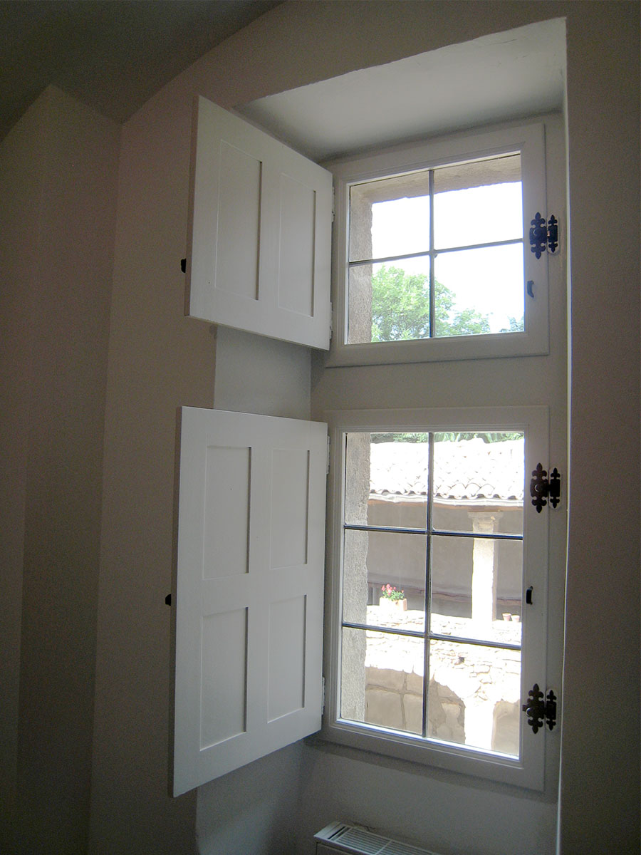 Fenêtre — Bois exotique, apprêt blanc.
Volets intérieurs — Bois exotique, apprêt blanc.
Ferrures — Targette traditionnel.
Fabrication traditionnel