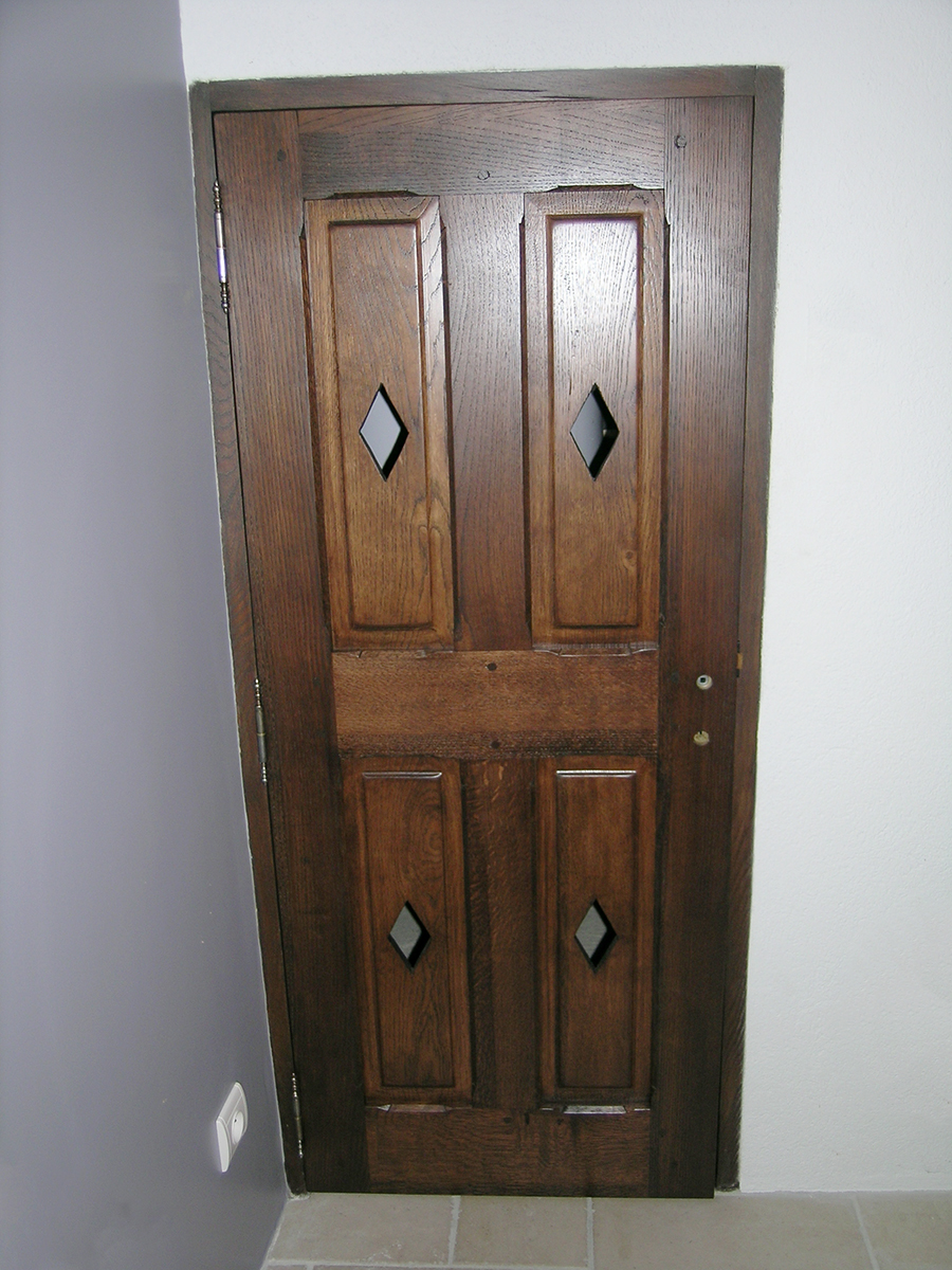 Porte — Chêne teinté vernis.