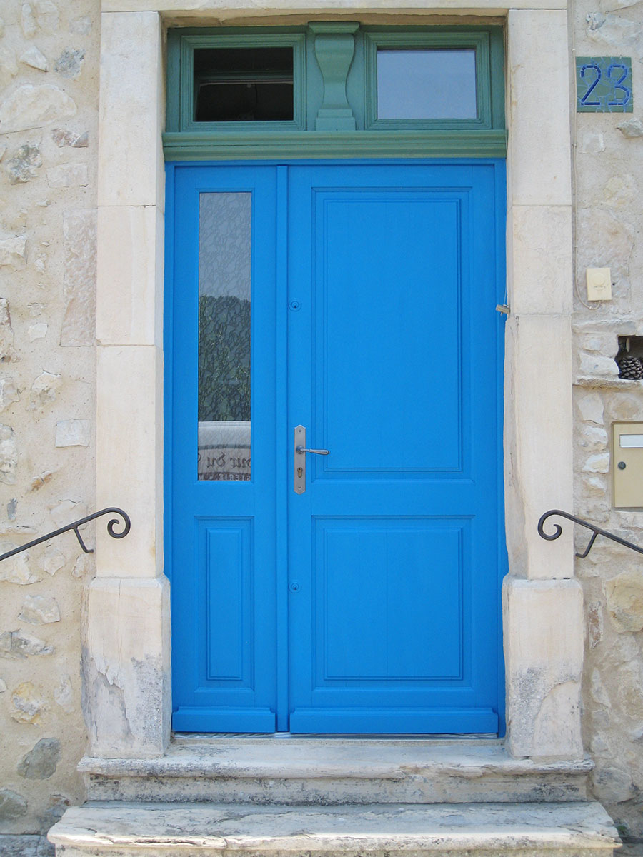 Porte — Bois exotique peint.