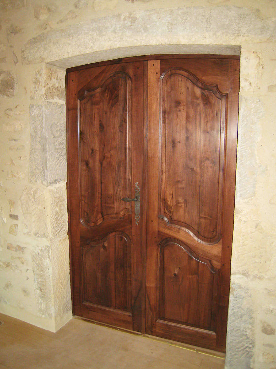 Porte — Noyer teinté, ciré.