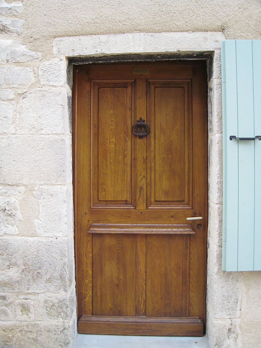 Porte — Chêne lasuré.
Heurtoir — Acier vieillis.